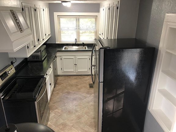 4th image of 360 S Daves St
