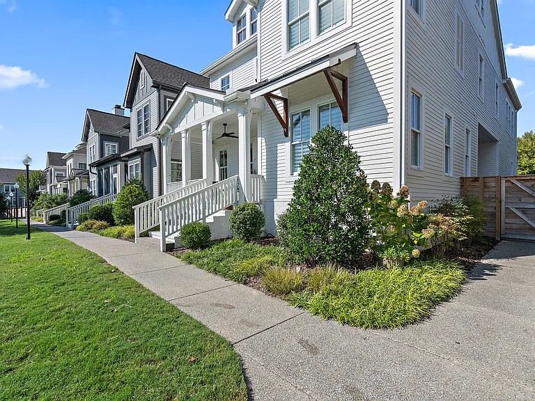 514 Hobbs Creek Dr — Photo 4