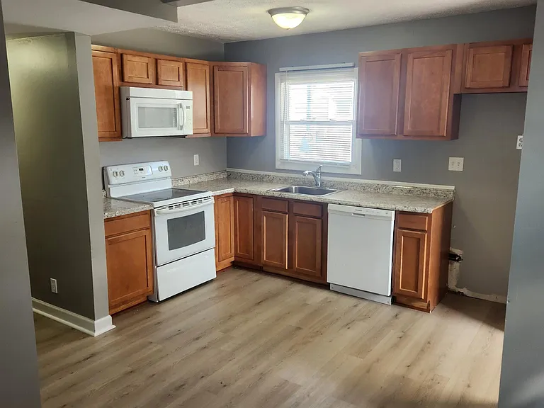 501 Grosvenor Ave NW — Photo 4