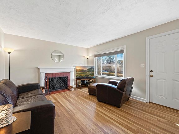 4th image of 3974 Sharon Ave