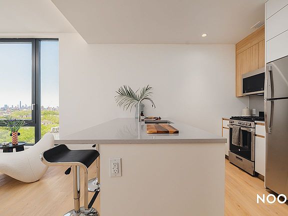 4th image of 393 Weirfield St #8051