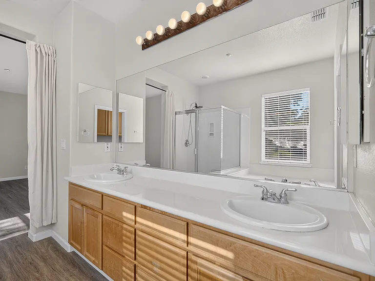 5858 Hazelwood Cmn — Photo 32