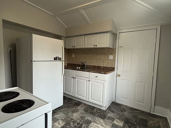 2nd image of 605 Vanier St