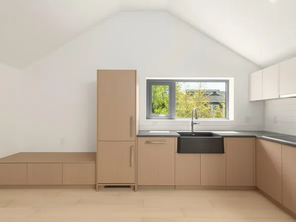 22 W 14th Ave, Vancouver, BC V5Y 1X5