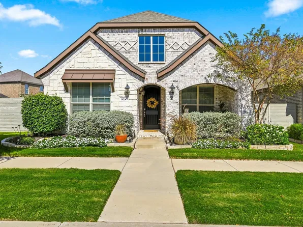 924 Plaza Ln, Roanoke, TX 76226