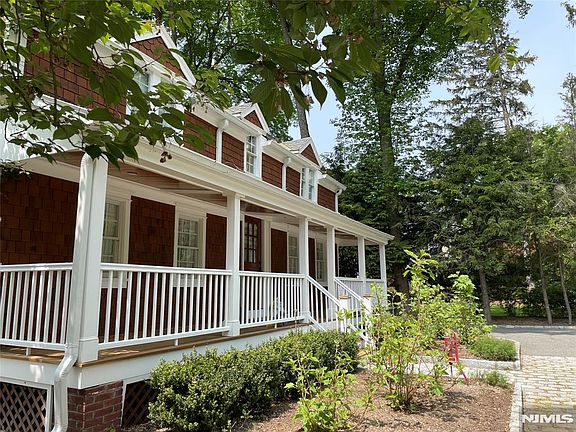 4th image of 261 E Saddle River Rd
