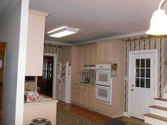 4th image of 9435 Esther Ln
