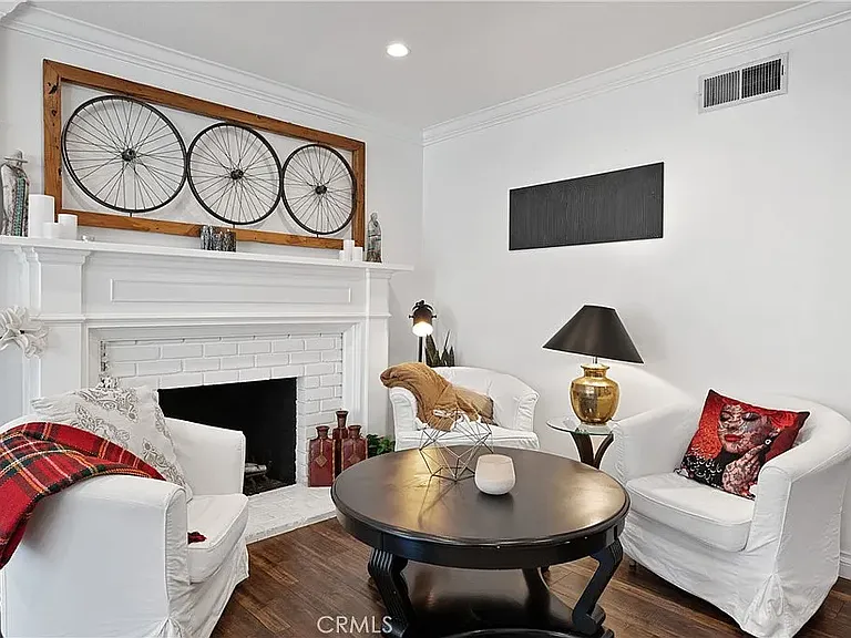 20852 Kittridge St — Photo 19