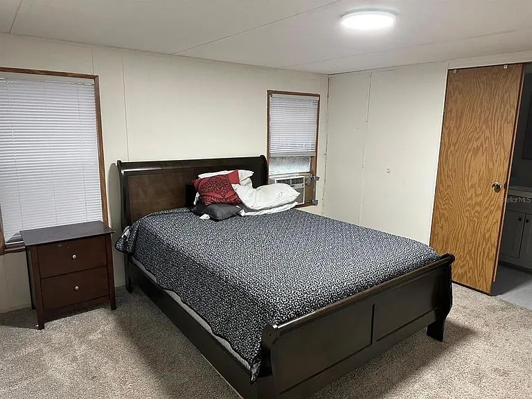 210 SE Hardin Ct — Photo 4
