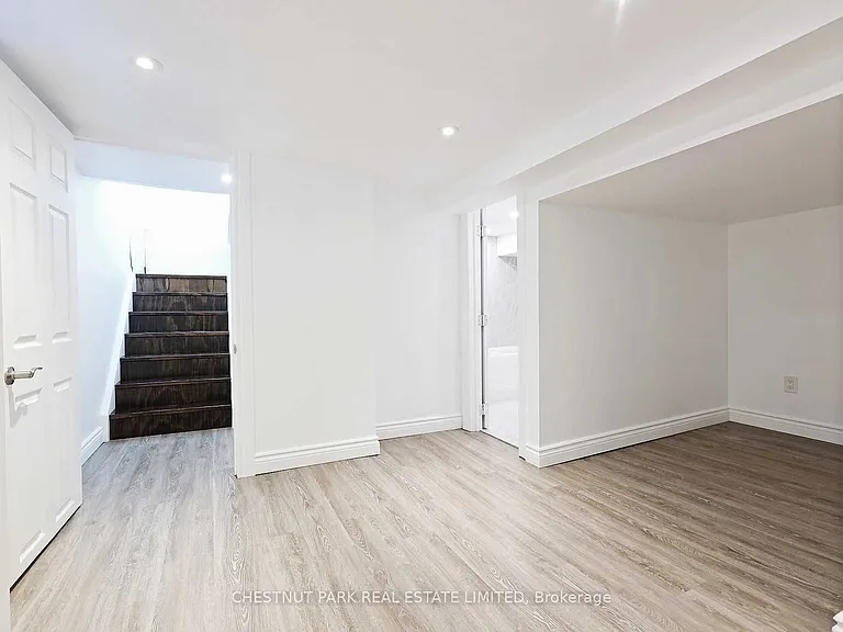 15 Denison Rd W — Photo 8