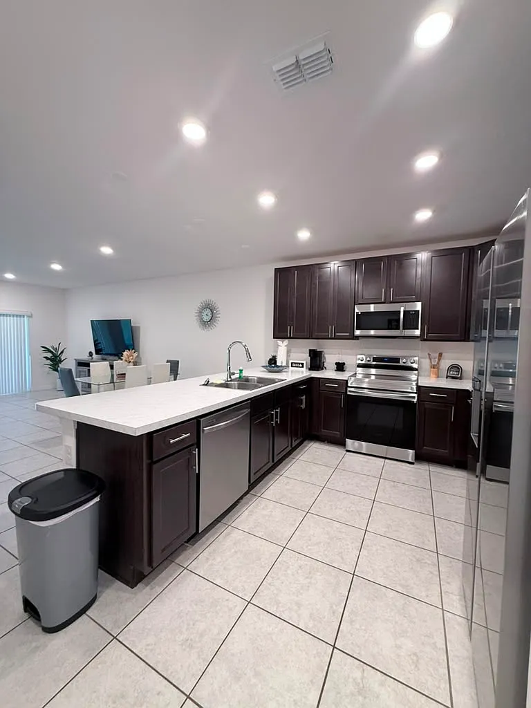 3 bed, 2.5 bath, 1762 sqft, $2,400 — Photo 3
