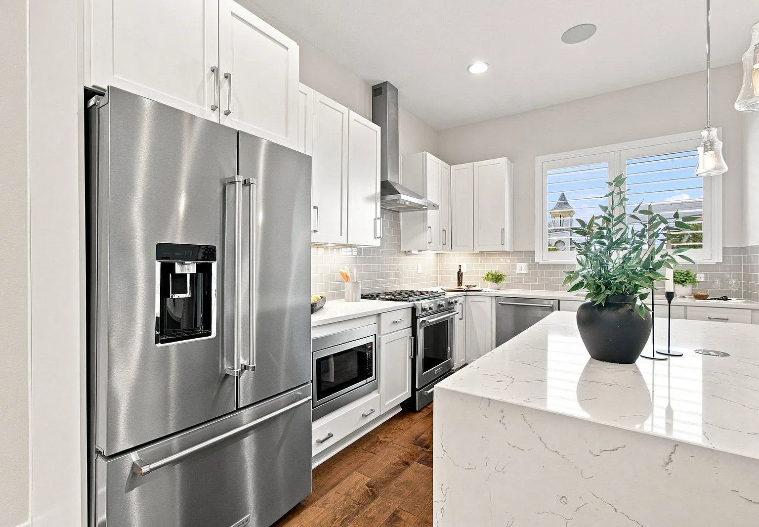 2 bed, 2.5 bath, 1590 sqft, $4,500 — Photo 3