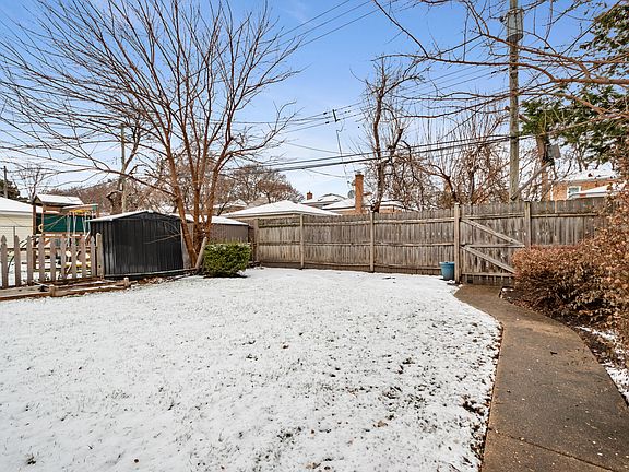 3rd image of 3030 W Jarvis Ave