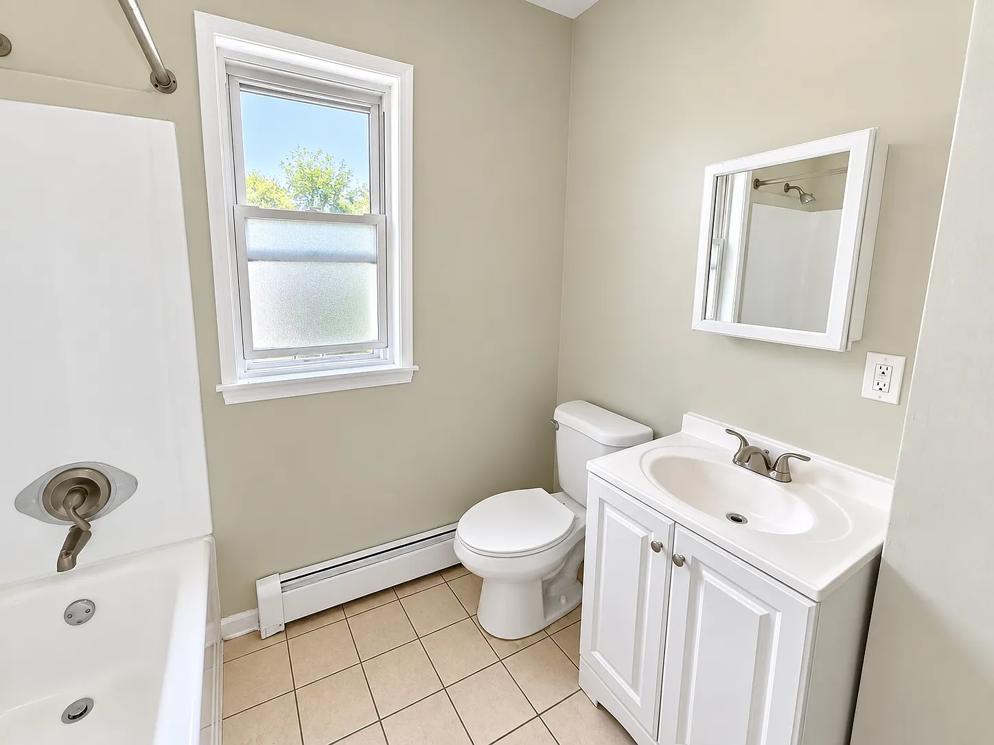 3 bed, 1200 sqft, $1,995 — Photo 2