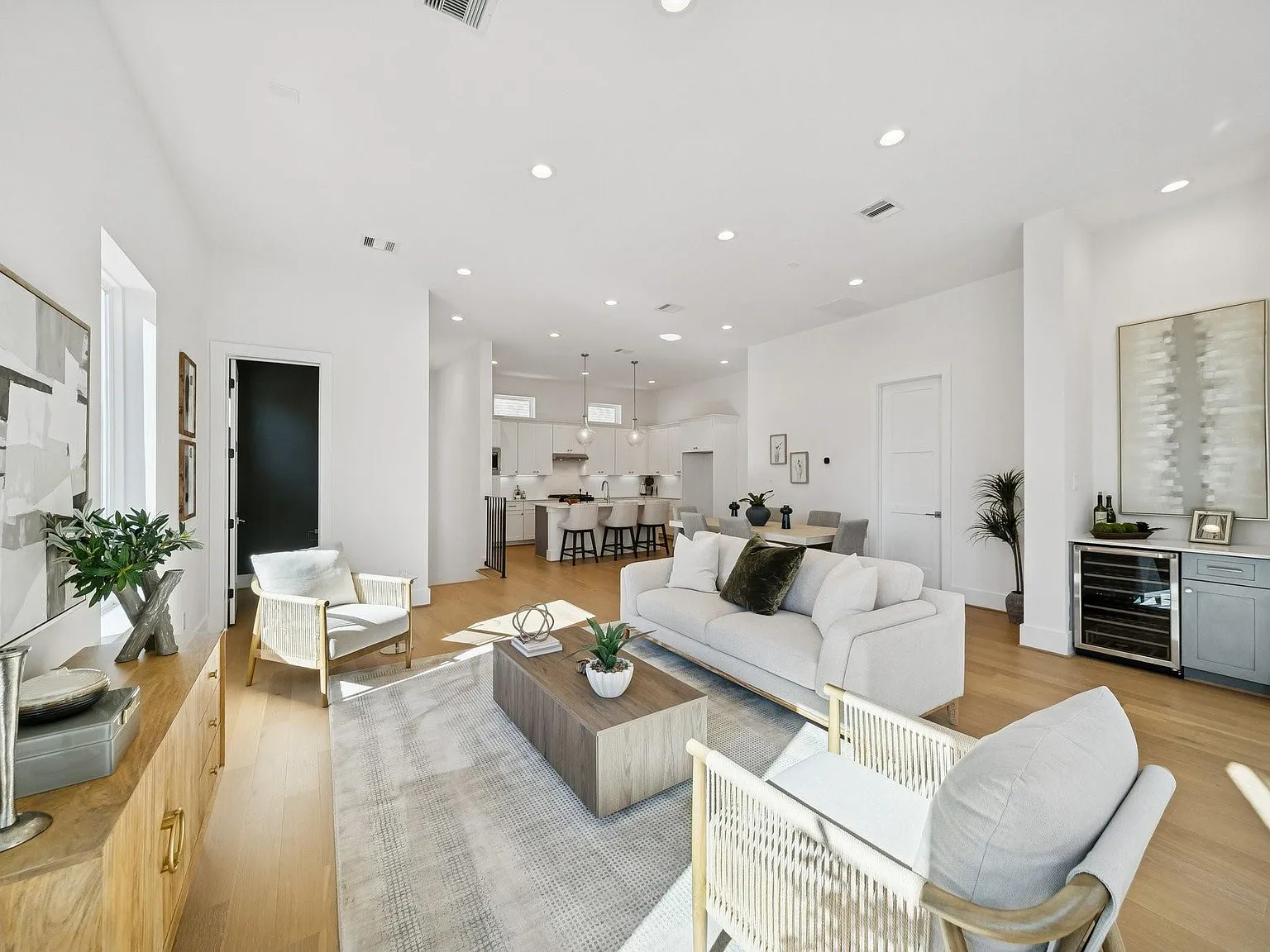 3 bed, 3.5 bath, 2400 sqft, $3,900 — Photo 3