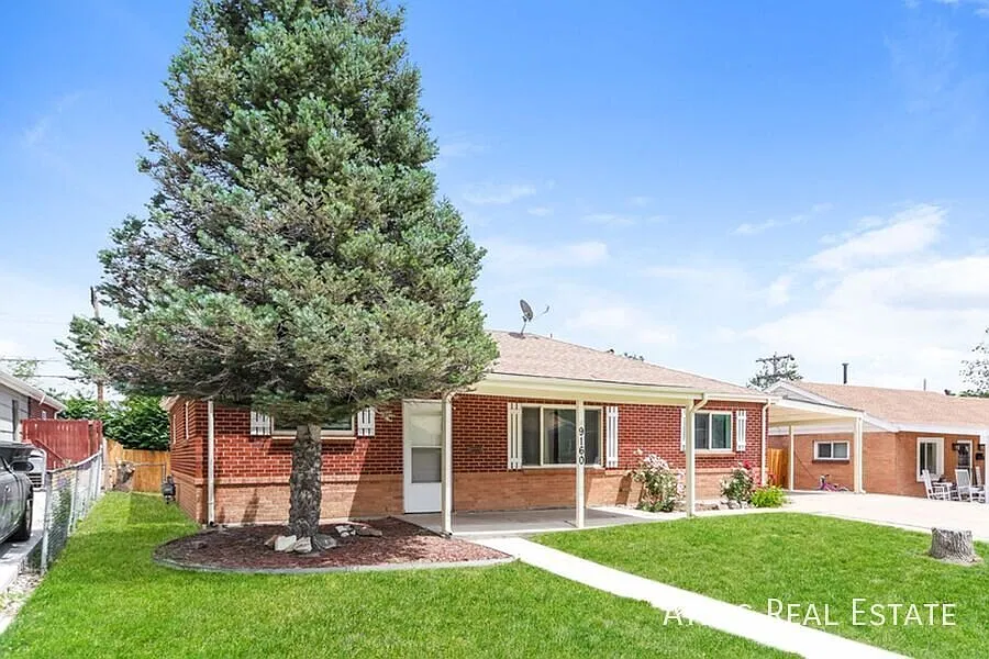 Charming 3-Bedroom Rental with Spacious Backyard in Thornton — Photo 2
