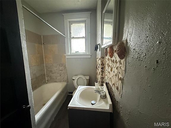 5th image of 4844 Calvin Ave