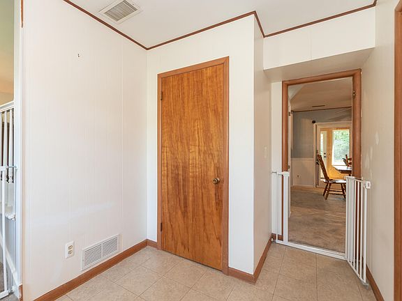 4th image of 1725 Charter Ave
