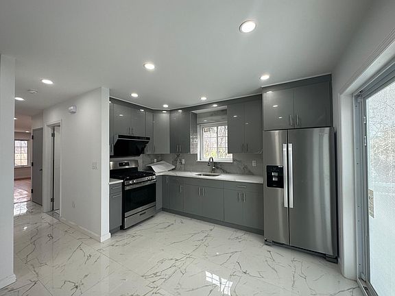 4th image of 363 Hunter Ave
