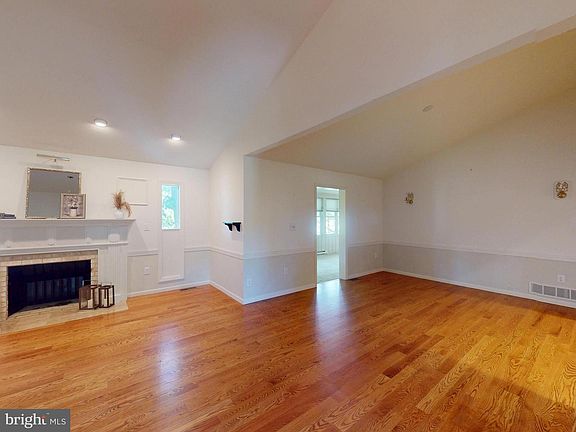 4th image of 128 Colonial Ct