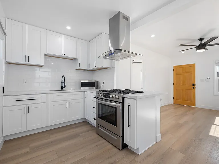 114 Madison Ave #B — Photo 1