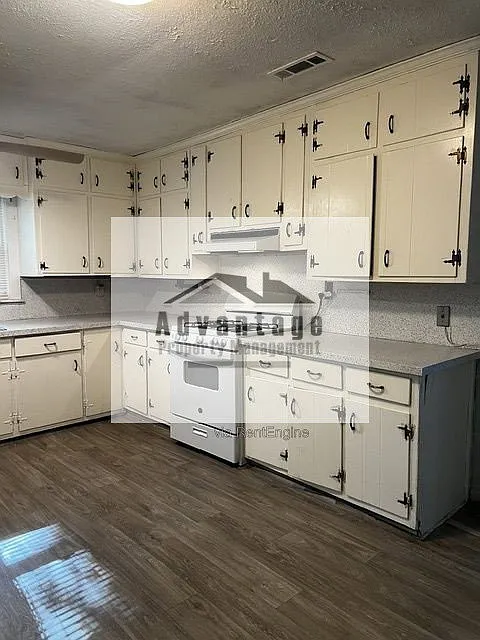 3 bed, 1.0 bath, 1424 sqft, $1,540 — Photo 3