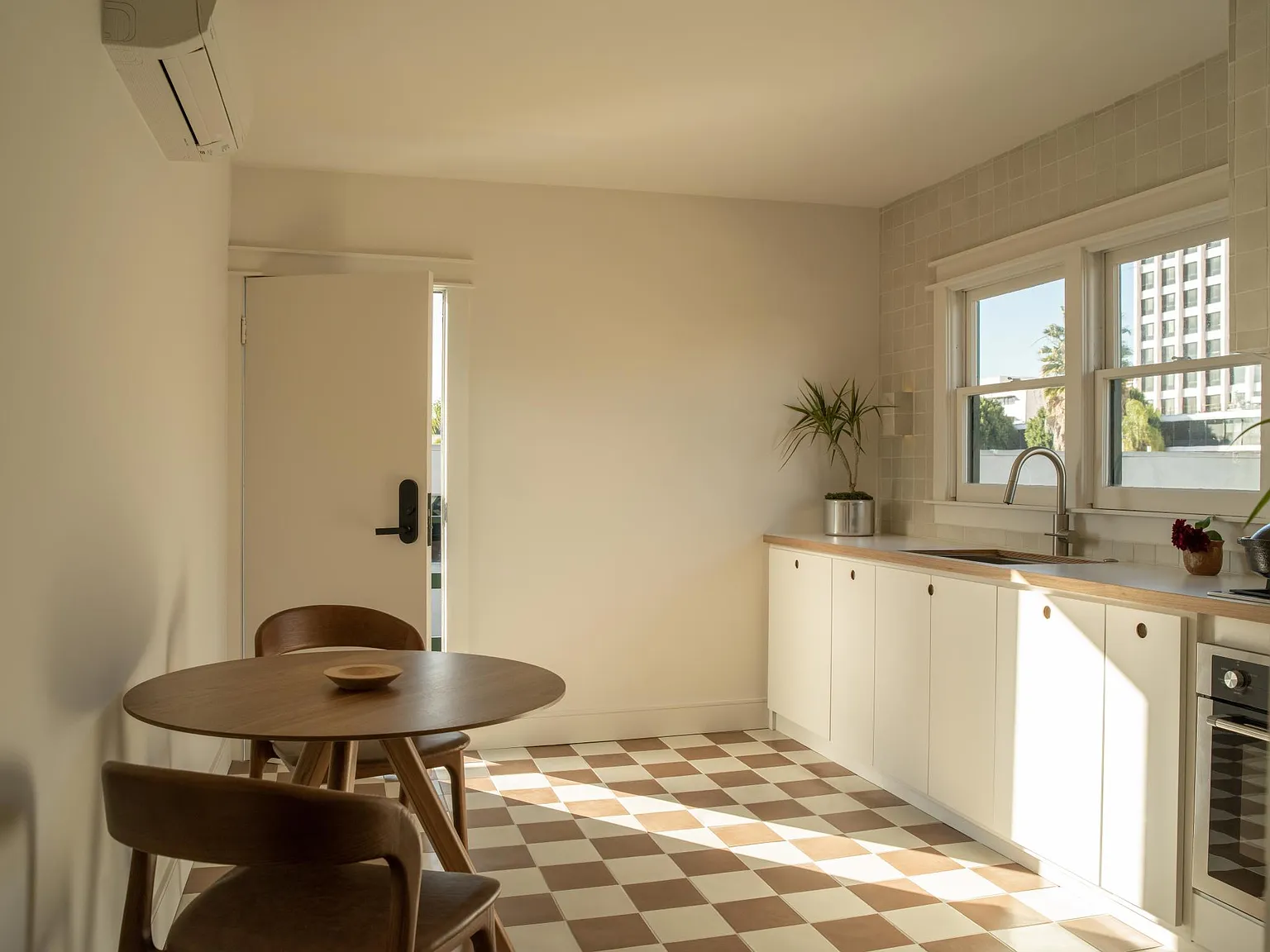 Studio, 525 sqft, $2,950 — Photo 2