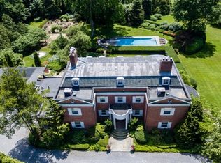 30 Overlook Rd, Locust Valley, NY 11560