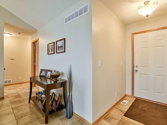 Entry/extended foyer
