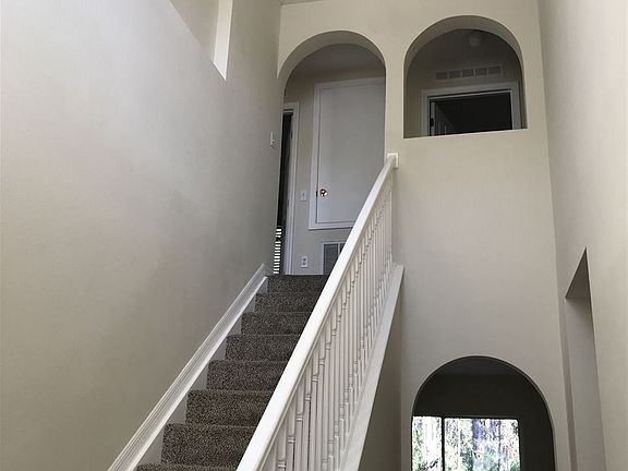 4th image of 124 King Arthur Ct