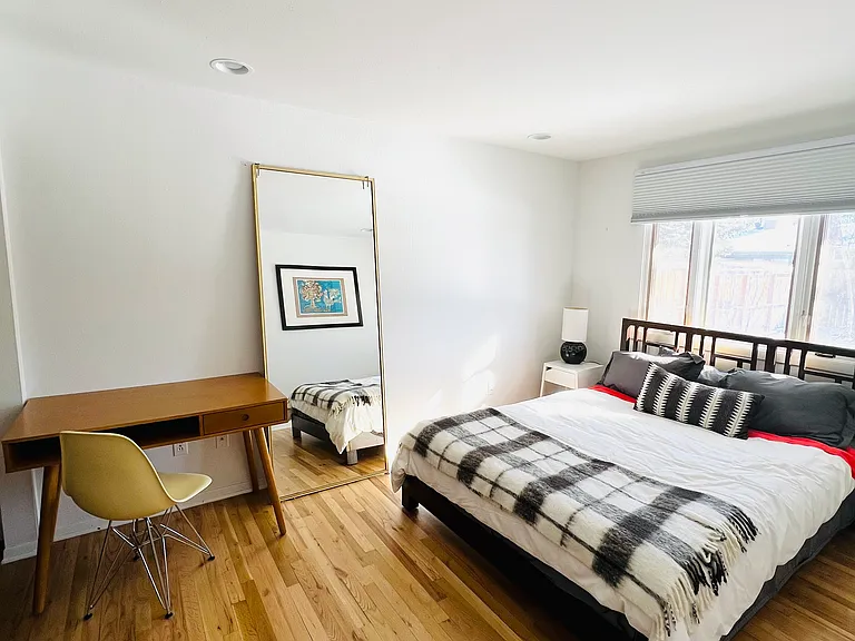 2530 Hawthorn Ave — Photo 10