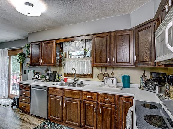 3rd image of 2850 Mercury Avenue