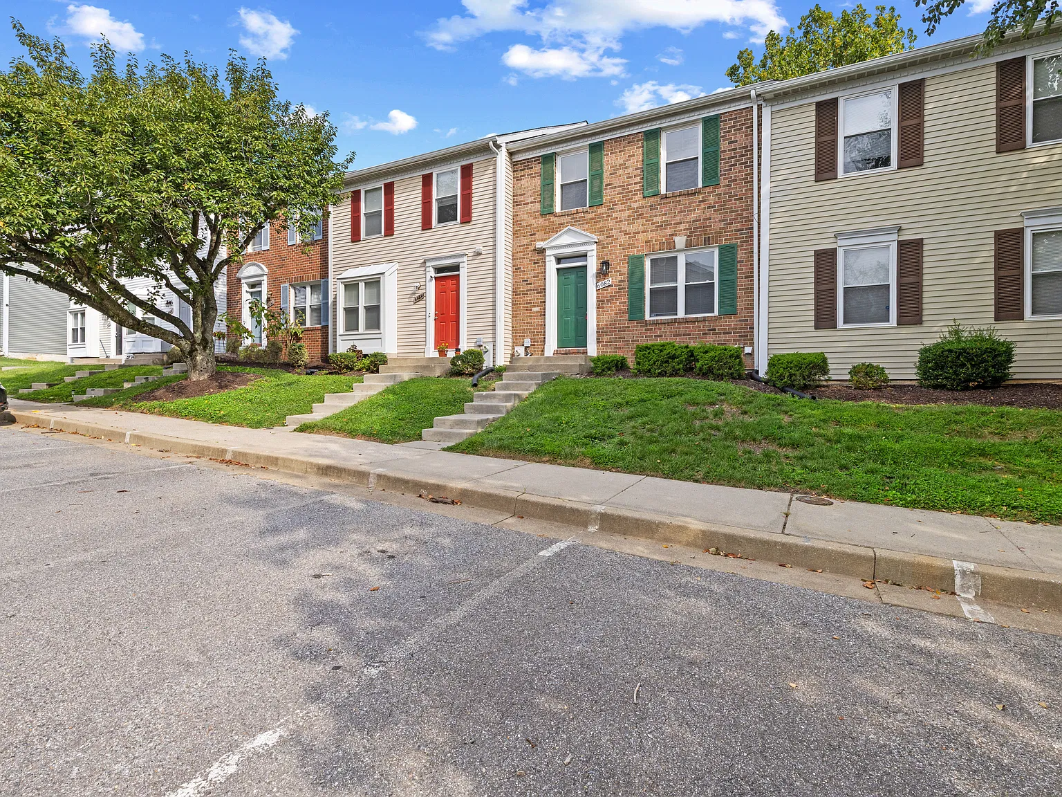 Fully Renovated Three-Level Townhome In Columbia! — Photo 2