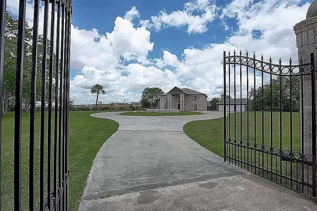 5 bed, 4820 sqft, $4,250 — Photo 4