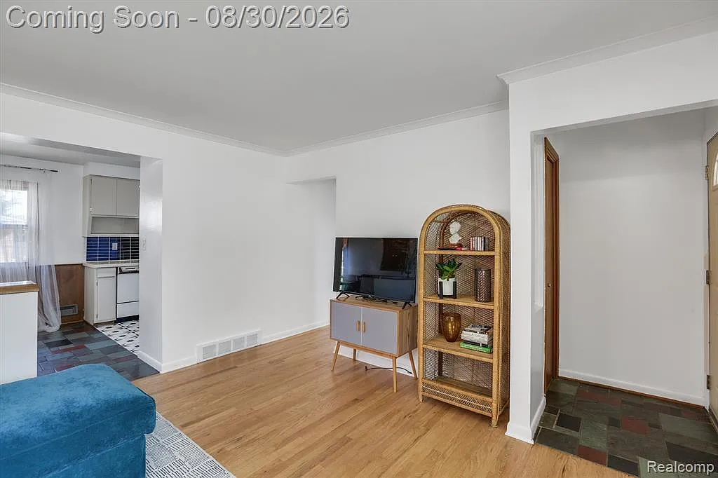 3 bed, 1.0 bath, 1025 sqft, $2,000 — Photo 4