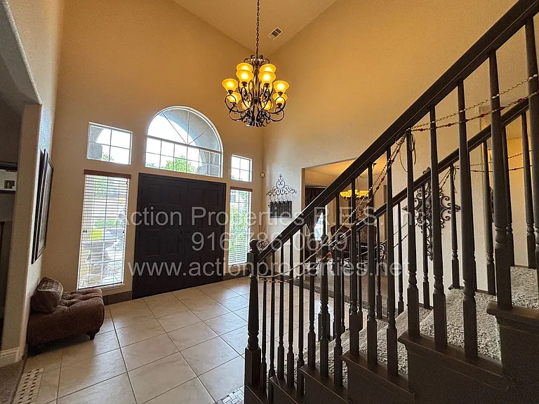 4726 Abbey Hl — Photo 5