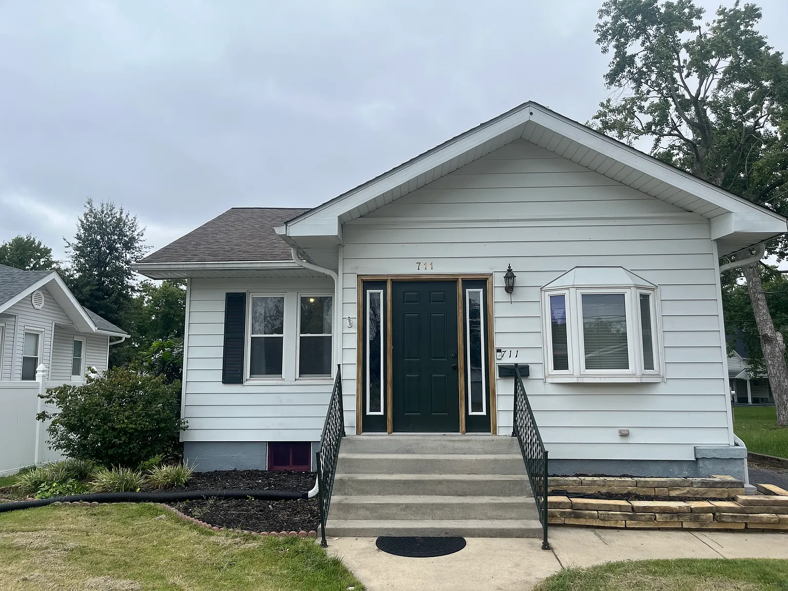 3 bed, 1300 sqft, $1,800 — Photo 1
