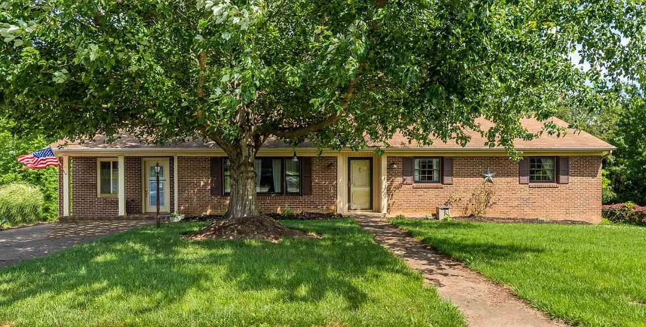 309 Sussex Dr photo 1