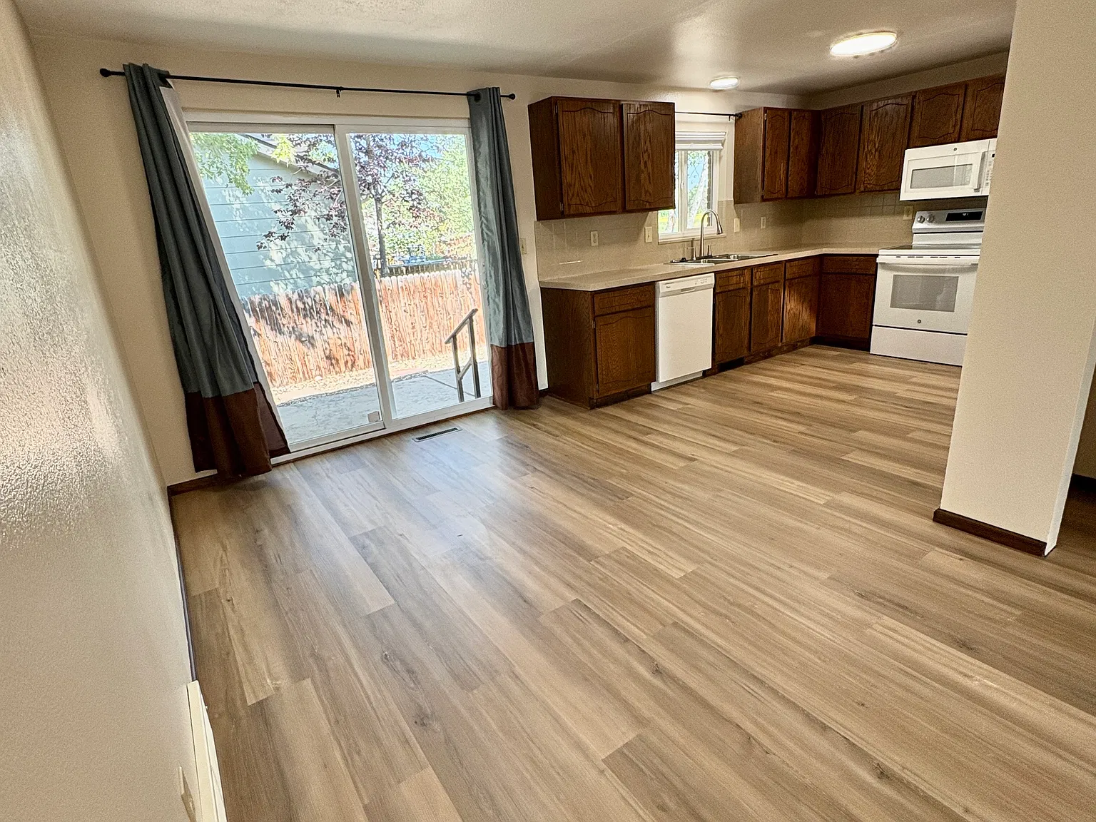 2 bed, 920 sqft, $1,600 — Photo 3