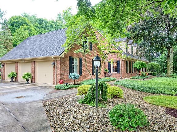 2nd image of 320 Fonderlac Dr SE