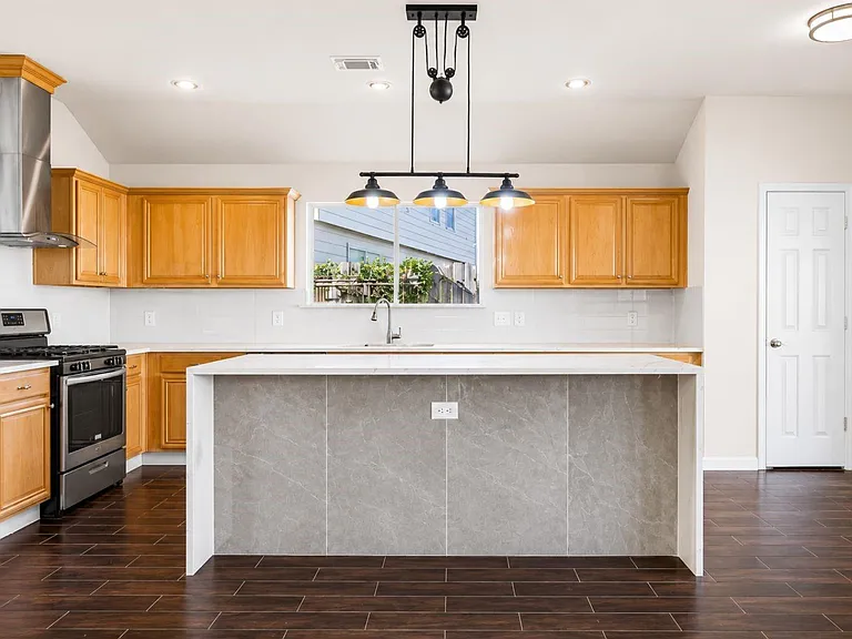 2719 Riverhollow Ln — Photo 10