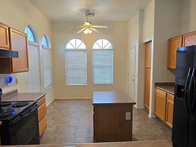 10936 W Vista Ave — Photo 5