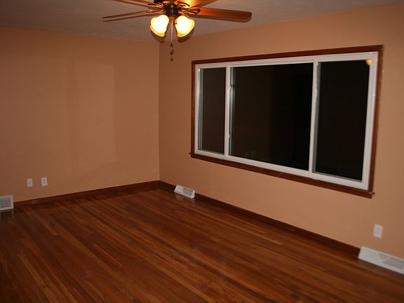 3rd image of 315 Valley Dr