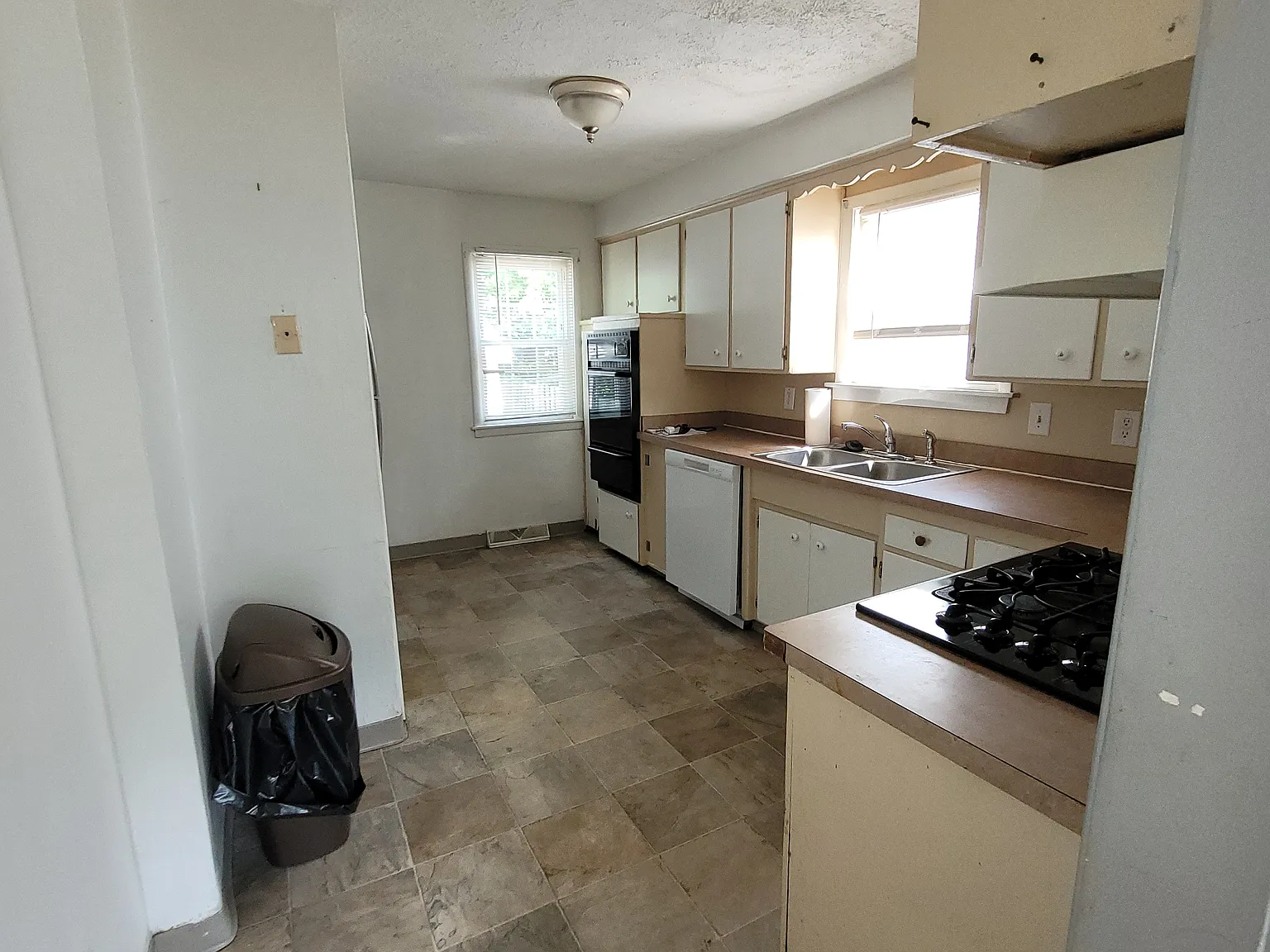 3 bed, 1.5 bath, 1580 sqft, $1,500 — Photo 4