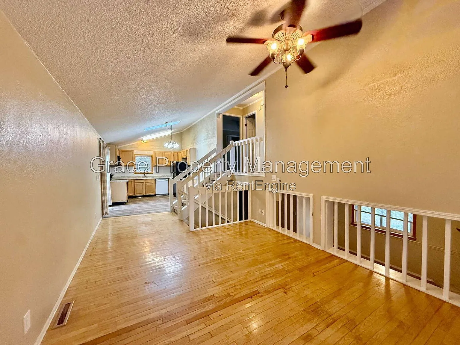 3 bed, 2.0 bath, 1476 sqft, $2,395 — Photo 2