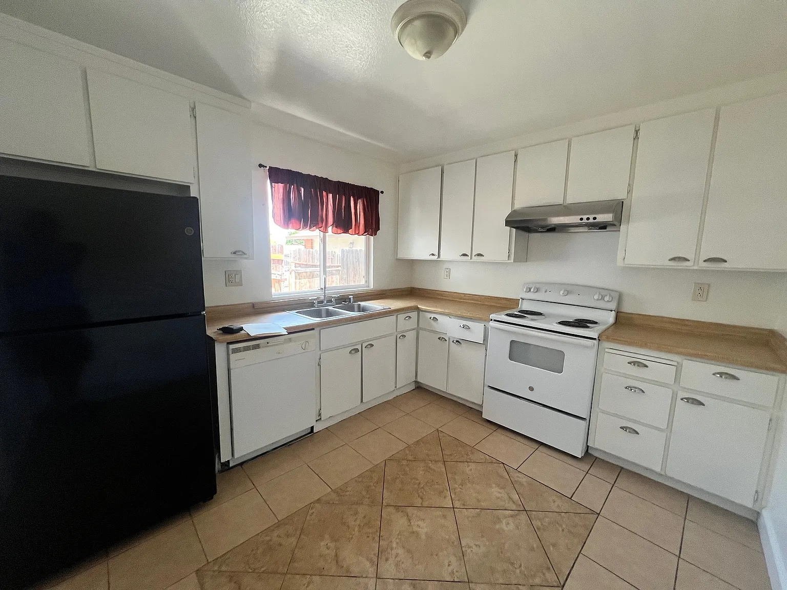 3 bed, 1022 sqft, $3,195 — Photo 3