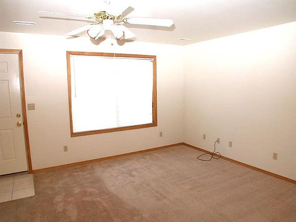 Living Room pic 1