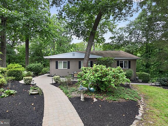 4th image of 60 Laurel Dr