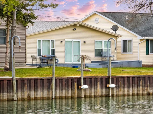 6326 Marina Dr, Algonac, MI 48001