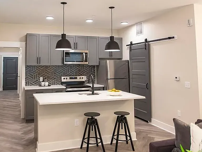 Beautiful luxury apartments available close to downtown! — Photo 42